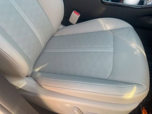 Used 2025 Kia Sorento SX image 9