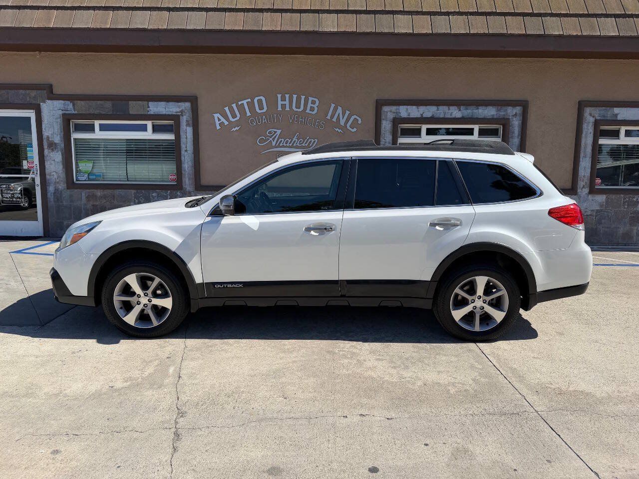 Used 2013 Subaru Outback 2.5i Limited w/ Special Appearance Pkg AWD/4WD image 6
