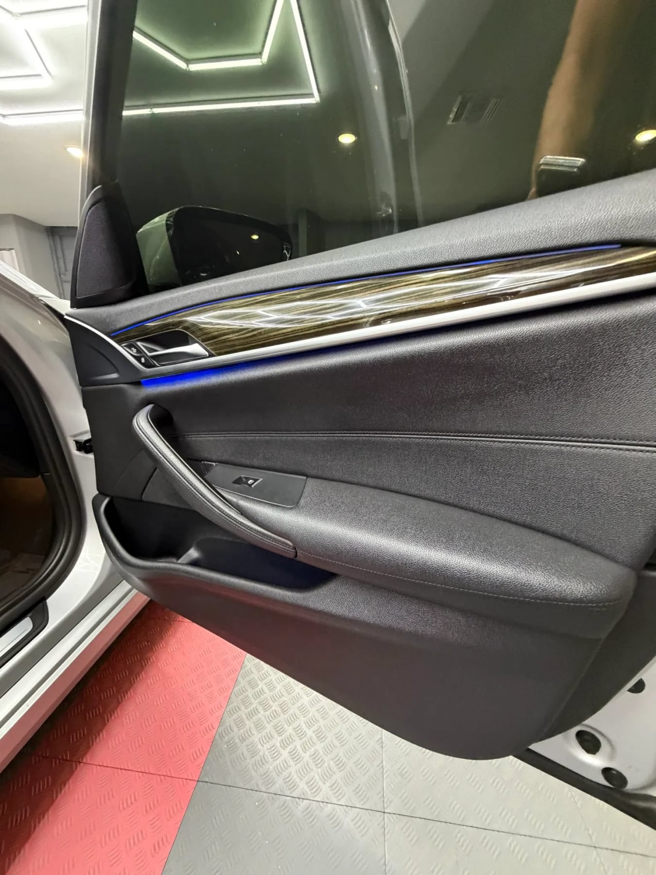 Used 2018 BMW 530e w/ Premium Package 2 RWD image 33