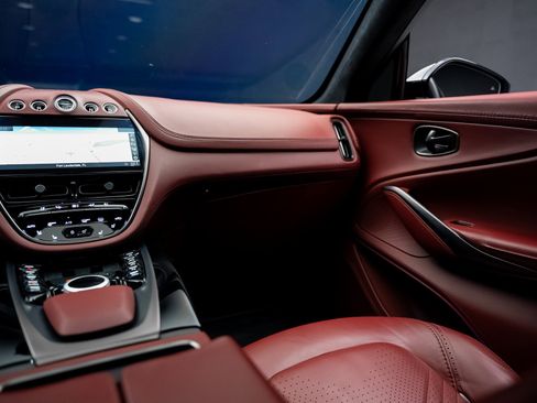 Used 2021 Aston Martin DBX image 41