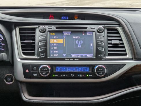 Used 2017 Toyota Highlander Limited image 25