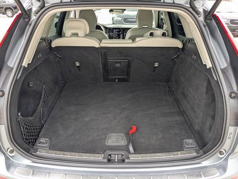 Used 2021 Volvo XC60 T5 Momentum image 12