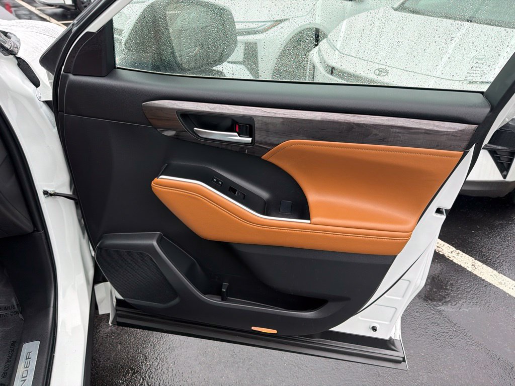 Used 2026 Toyota Highlander Platinum AWD/4WD image 8
