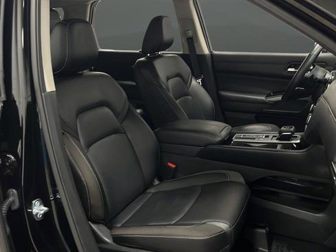 Used 2025 Nissan Pathfinder SL w/ Black Appearance Package FWD image 24