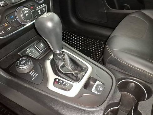 Used 2018 Jeep Cherokee Latitude Plus w/ Cold Weather Group AWD/4WD image 24