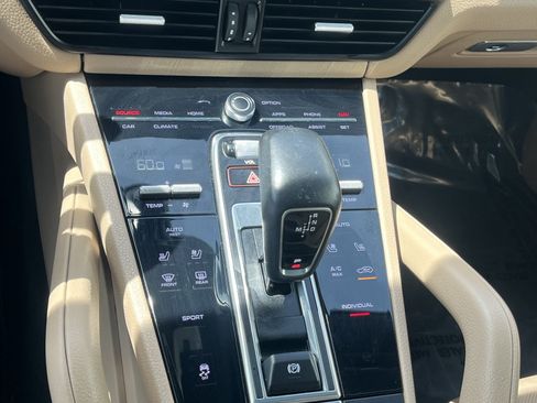 Used 2020 Porsche Cayenne AWD/4WD image 17