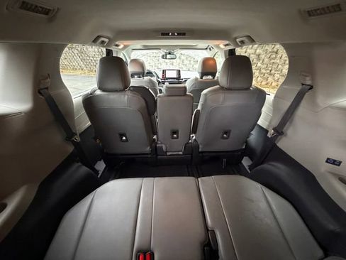 Used 2022 Toyota Sienna XLE FWD image 37