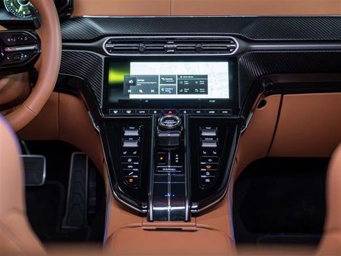 Used 2025 Aston Martin V8 Vantage Coupe image 18