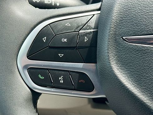 Used 2024 Chrysler Pacifica Touring-L FWD image 11