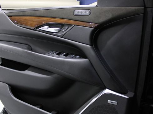 Used 2019 Cadillac Escalade Premium Luxury image 31