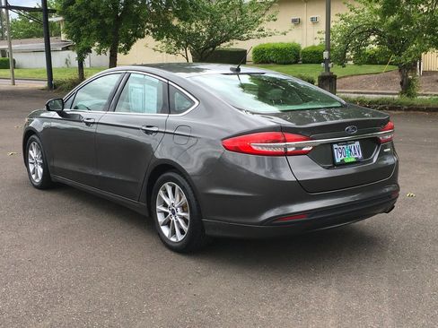 Used 2017 Ford Fusion SE FWD image 4