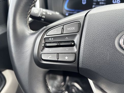 Used 2025 Hyundai Venue SEL image 13