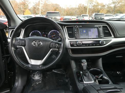 Used 2019 Toyota Highlander XLE image 15