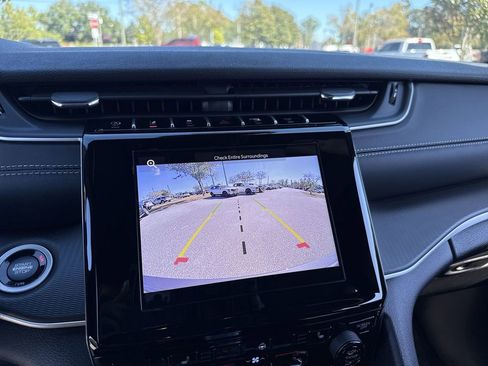 New 2025 Jeep Grand Cherokee Altitude image 23