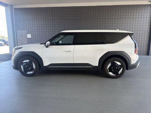 Used 2024 Kia EV9 Light Long Range RWD image 8