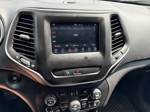 Used 2019 Jeep Cherokee Latitude Plus w/ Comfort/Convenience Group AWD/4WD image 24