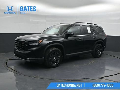 Certified 2025 Honda Pilot TrailSport image 6