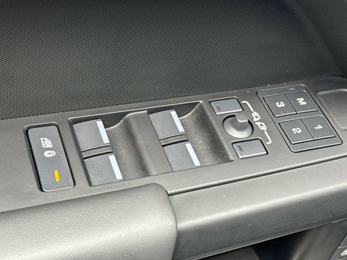 Used 2025 Land Rover Defender 110 S image 15
