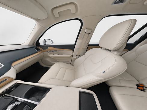 Used 2022 Volvo XC90 T5 Momentum w/ Climate Package FWD image 24
