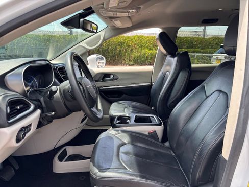 Used 2022 Chrysler Pacifica Touring-L FWD image 29