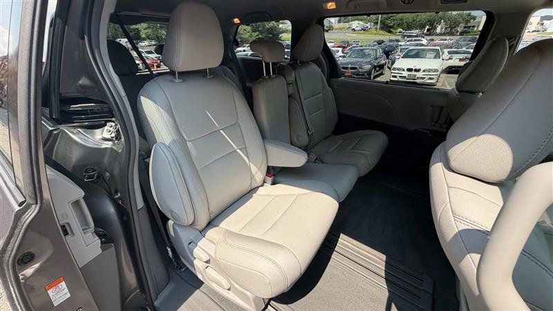 Used 2018 Toyota Sienna XLE w/ XLE Navigation Package FWD image 21