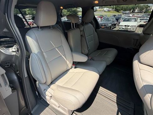 Used 2018 Toyota Sienna XLE w/ XLE Navigation Package FWD image 21