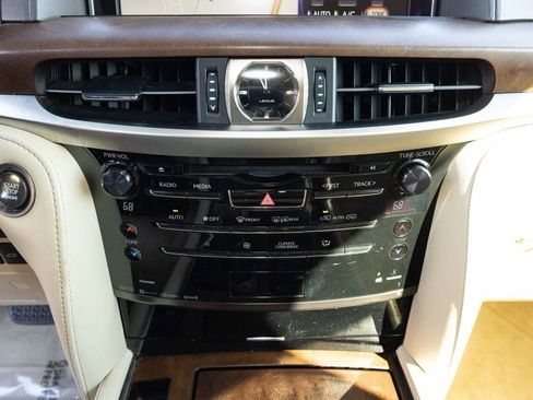 Used 2020 Lexus LX 570 4WD w/ Luxury Package image 40