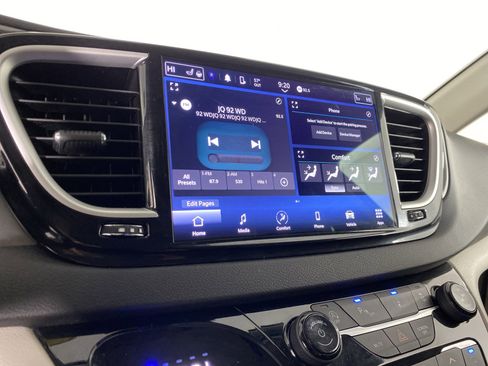 Used 2024 Chrysler Pacifica Touring-L image 28