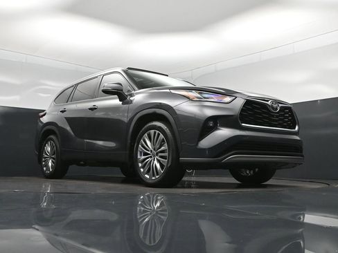 Used 2023 Toyota Highlander Platinum FWD image 45