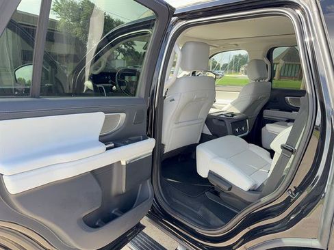 Used 2025 Ford Expedition Platinum w/ Driver's Package AWD/4WD image 9