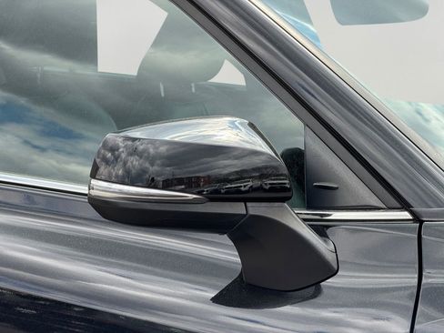 Used 2023 Toyota Highlander XLE image 11