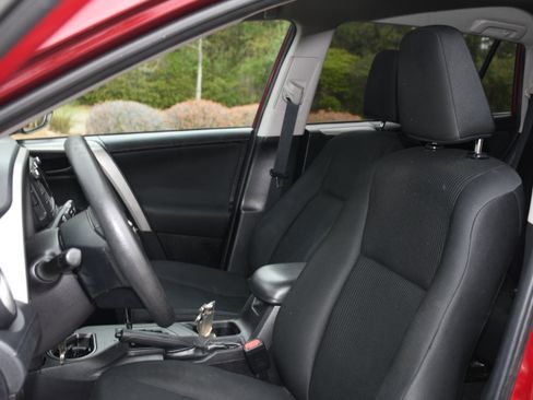 Used 2018 Toyota RAV4 LE image 11