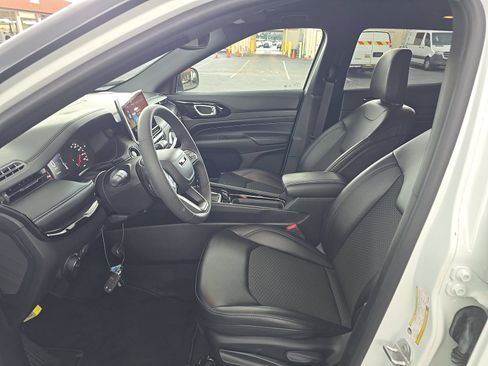Used 2022 Jeep Compass Latitude FWD image 3