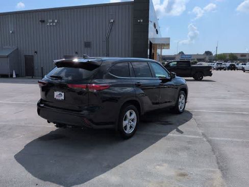 Used 2023 Toyota Highlander LE FWD image 8