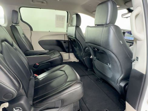 Used 2023 Chrysler Pacifica Touring-L image 27