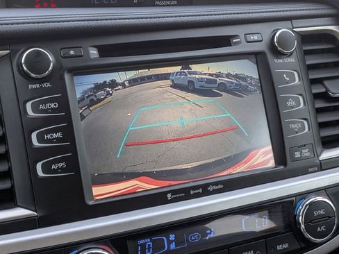 Used 2017 Toyota Highlander XLE image 24