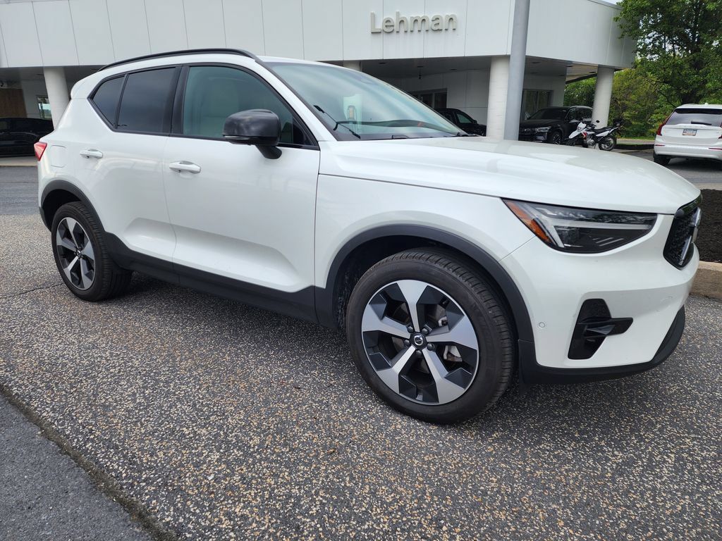 Certified 2026 Volvo XC40 B5 Plus AWD/4WD image 1