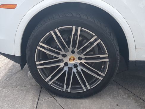 Used 2017 Porsche Cayenne Platinum Edition image 12