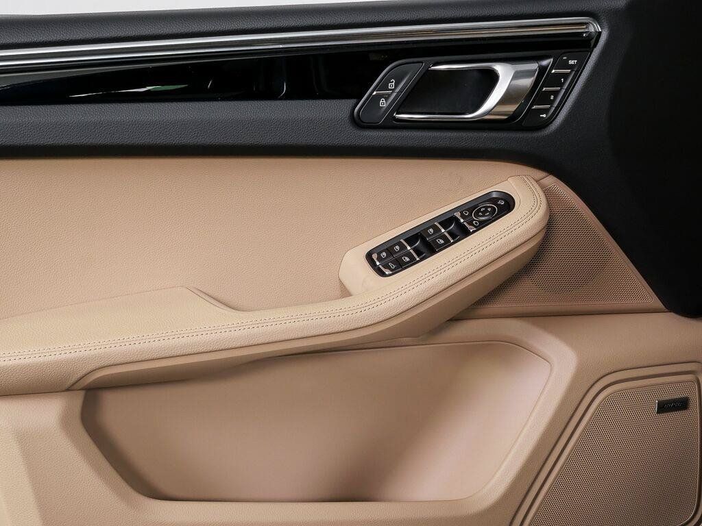 Certified 2026 Porsche Macan AWD/4WD image 6