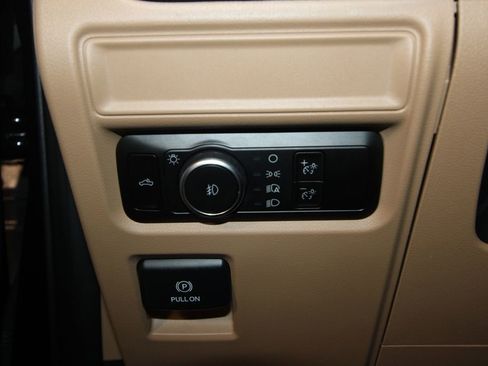 Used 2023 Ford F150 XLT image 9