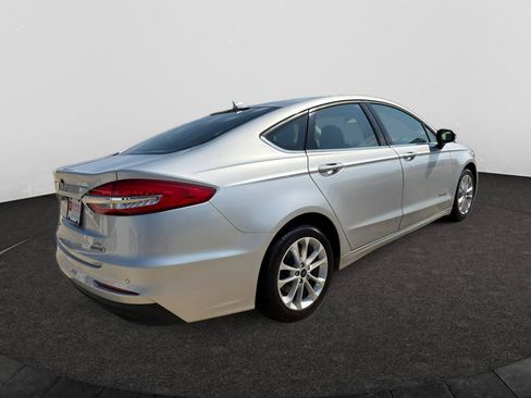 Used 2019 Ford Fusion SE FWD image 4