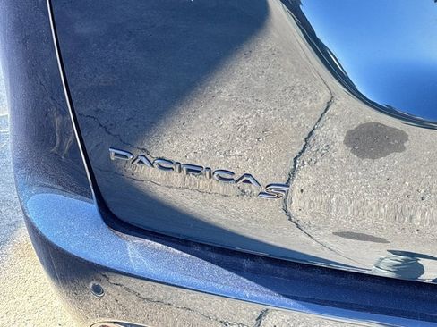 Used 2024 Chrysler Pacifica Touring-L w/ S Appearance Package image 5