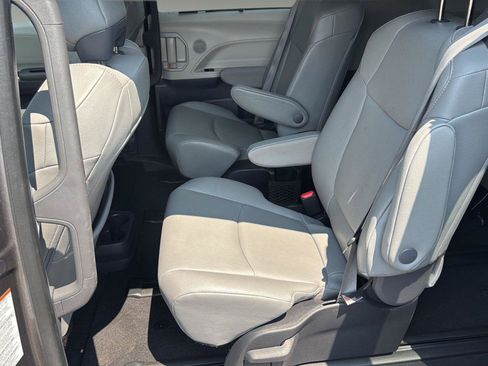Used 2023 Toyota Sienna XLE FWD image 21