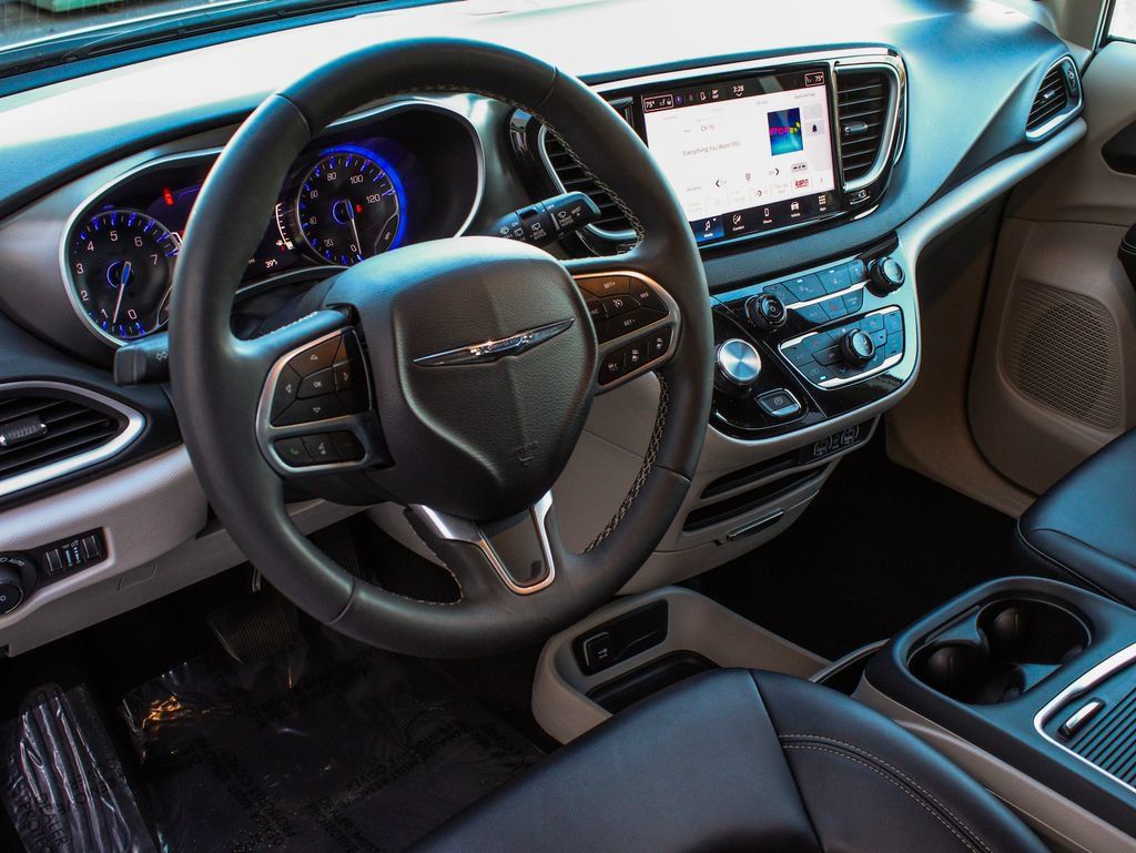 Used 2024 Chrysler Pacifica Touring-L FWD image 13