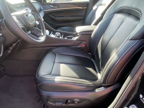 Used 2024 Jeep Grand Cherokee Limited image 12