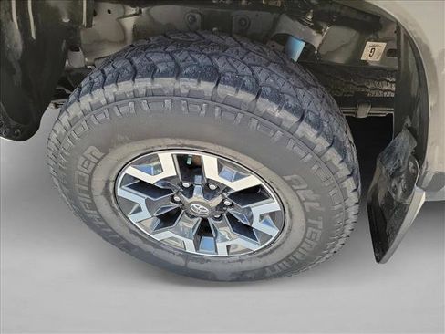 Used 2017 Toyota Tacoma TRD Off-Road AWD/4WD image 12