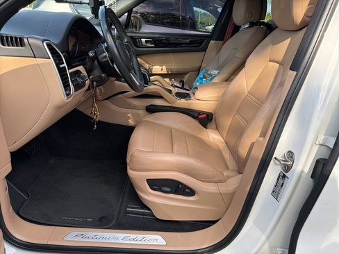 Used 2022 Porsche Cayenne AWD/4WD image 2