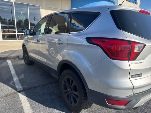 Used 2019 Ford Escape SE image 3