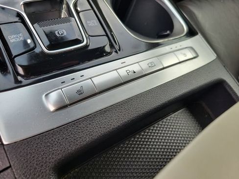Used 2024 Kia Carnival EX FWD image 24