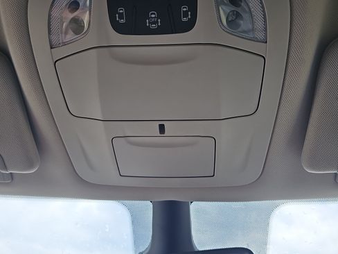 Used 2023 Chrysler Pacifica Touring-L FWD image 37